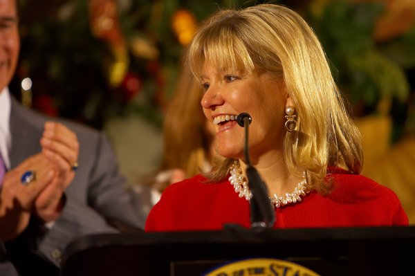 First Lady Sharon Davis Speaks at Governor Davis' Portrait Unveiling.